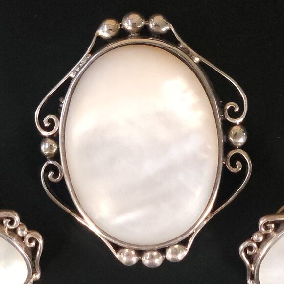 Elegant Vintage Mother-of-Pearl Jewelry Set, Silver Brooch & Matching Earrings - Picture 3 of 10